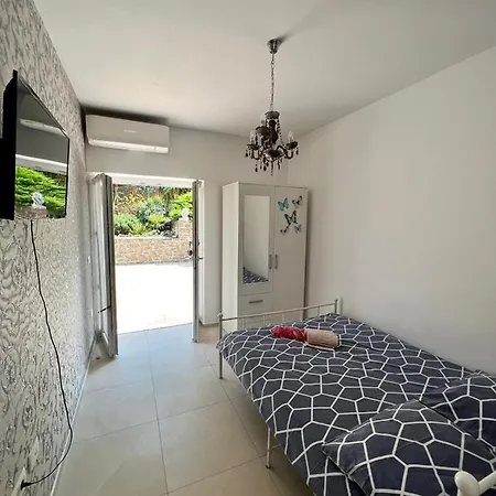 Garden View Studio *