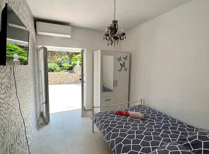 Garden View Studio *